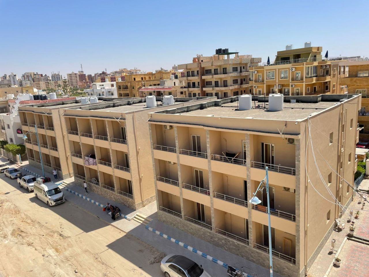 شقة فندقية غرفتين مكيفة ماعدا الريسيبشن بمراوح أمام فندق غزالة دور أرضي وأول علوي وثاني علوي