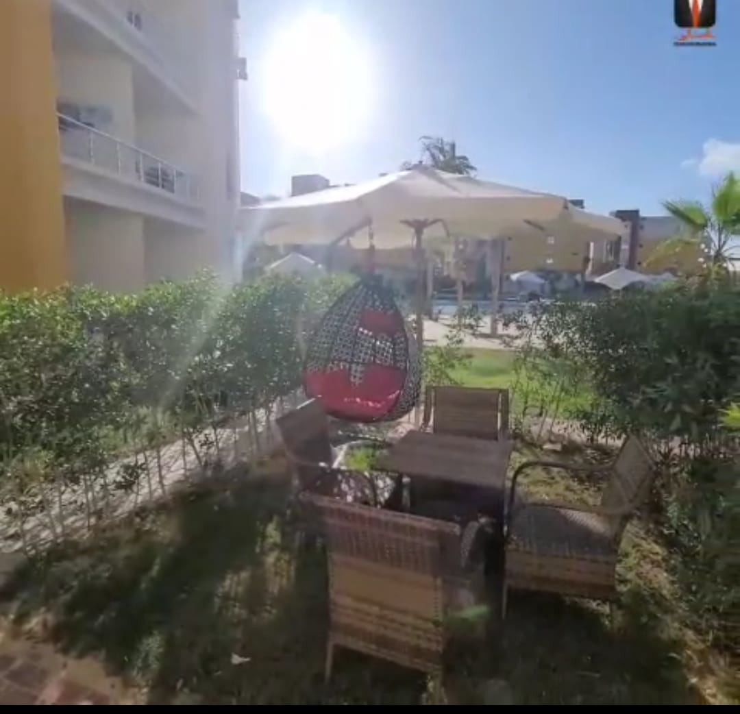 شاليه دور أرضي مكيف ومراوح بحديقة بقرية سورتلاج علي هضبة روميل بمنطقة الفيروز وباب البحر