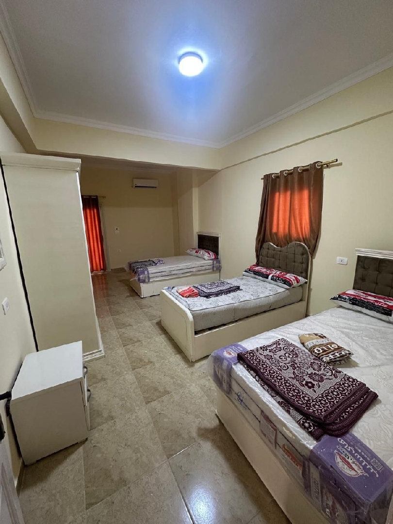 شقة فندقية غرفتين مكيفة ماعدا الريسيبشن بمراوح أمام فندق غزالةدور أرضي وأول علوي وثاني علوي