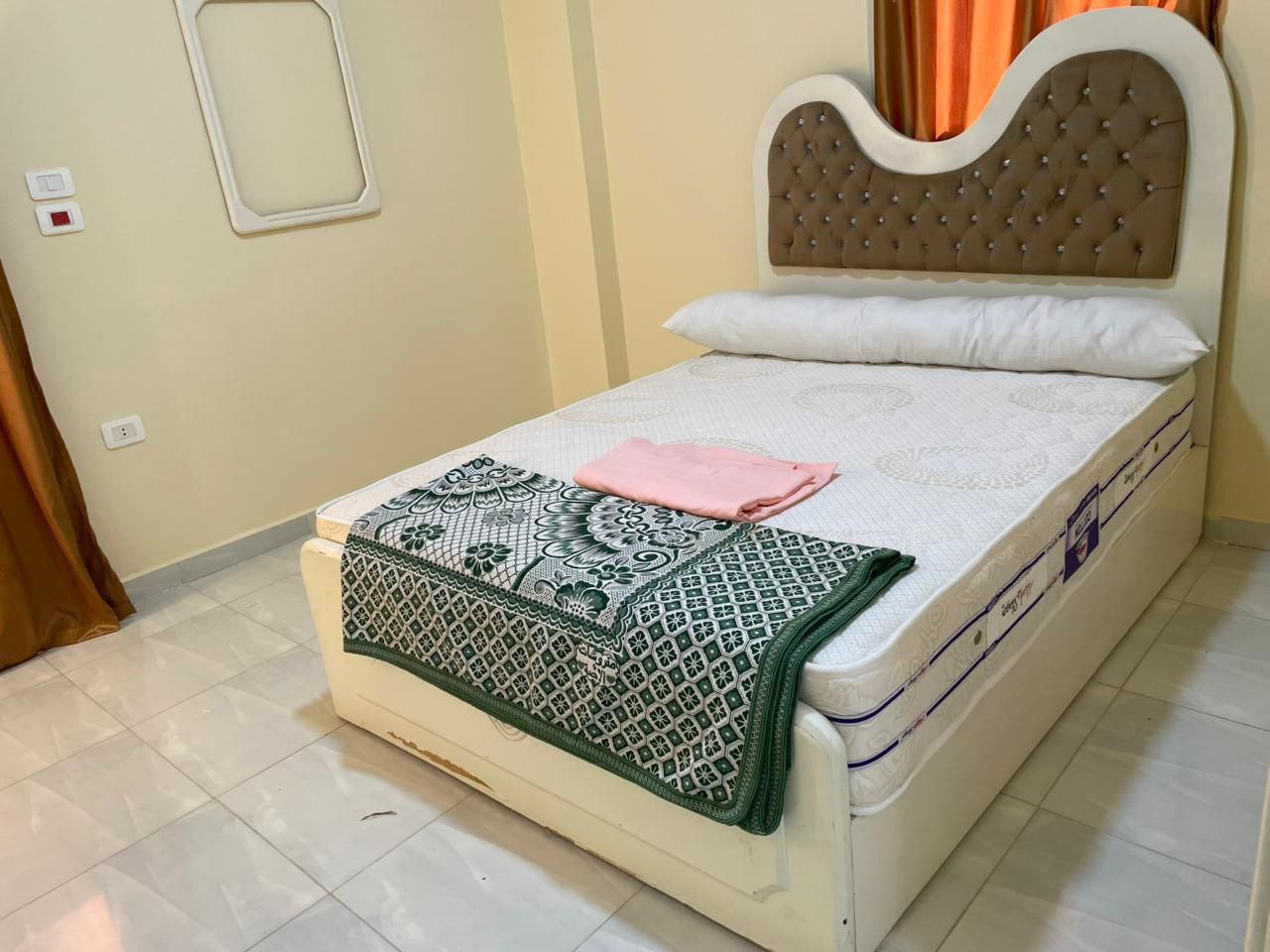 شقة فندقية غرفتين مكيفة ماعدا الريسيبشن بمراوح أمام فندق غزالة